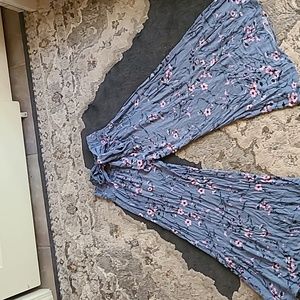 Super comfortable elastic waist wide leg pants. Worn a few times.